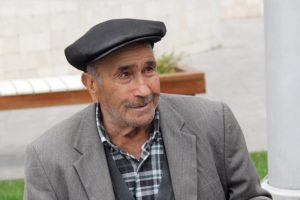 Aylığı &ccedil;alınan yaşlı adam: Yemeyenin malını yerler