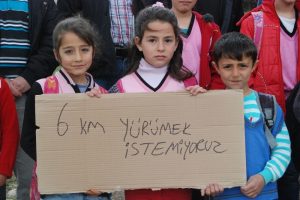 "Okula giderken korku filmi izlemiş gibi korkuyoruz"