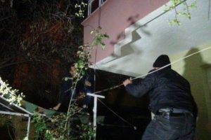 Polis hırsızı yakalamak i&ccedil;in merdivenle balkona &ccedil;ıktı