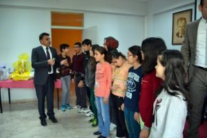 Liseliler, g&ouml;rme engelliler i&ccedil;in sınavları seslendirdi