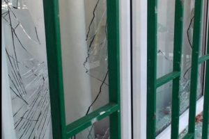 &Ouml;fkeli vatandaşlar Beratcan'ın ailesinin evini bastı