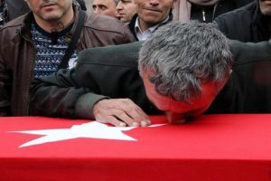 Şehit babası oğlunu vuran ter&ouml;ristin fotoğrafını paylaştı