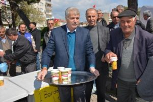 S&uuml;t fiyatlarındaki d&uuml;ş&uuml;ş&uuml; &uuml;cretsiz s&uuml;t dağıtarak protesto ettiler