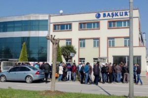 Sendikalı iş&ccedil;ilerin grev başlattığı fabrikada &uuml;retim s&uuml;r&uuml;yor