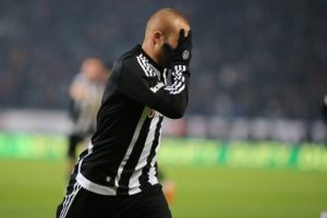 Beşiktaş, Ertuğrul Karanlık ile fotoğraf &ccedil;ektiren G&ouml;khan T&ouml;re'ye ceza vermeme kararı aldı