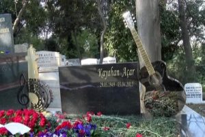 &Uuml;nl&uuml; sanat&ccedil;ı Kayahan doğum g&uuml;n&uuml;nde unutulmadı