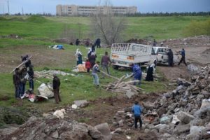 Sur'un enkazından geriye kalan eşyalarını ve anıları kurtarmaya &ccedil;alışıyorlar