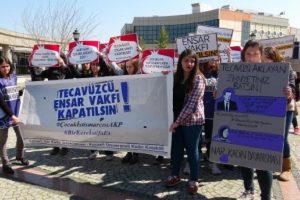 &Uuml;niversiteli kıza 'Cumhurbaşkanı'na hakaret' g&ouml;zaltısı