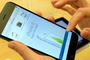 iPhone'lar yeni g&uuml;ncellemeyle 'dondu'