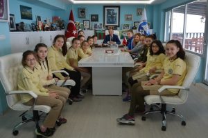K&uuml;&ccedil;&uuml;k Kızlar Bursa Şampiyonu'ndan T&uuml;rkyılmaz'a ziyaret