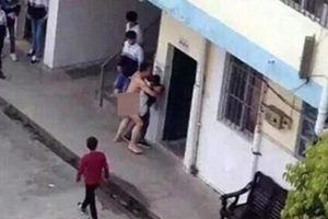 &Ouml;ğretmen &ouml;ğrenciye g&uuml;peg&uuml;nd&uuml;z tecav&uuml;ze yeltendi