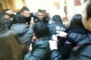 Anadolu &Uuml;niversitesi'nde afiş arbedesi