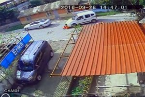 Ara&ccedil; altında kalan 3 yaşındaki kızın mucize kurtuluşu