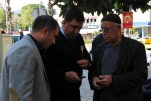 Sahte polislere inandı, ger&ccedil;ek polislere inanmadı