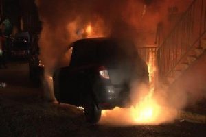 Otomobili benzin d&ouml;k&uuml;p ateşe verdiler