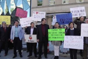 Erdoğan protesto ve destek g&ouml;sterileriyle karşılandı