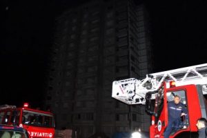 Borcu nedeniyle &ccedil;alıştığı inşaatin tepesine &ccedil;ıktı