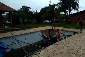 Kendisini bir anda havuzun i&ccedil;inde buldu