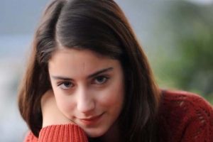 Hazal Kaya'dan sevenlerini &uuml;zecek karar