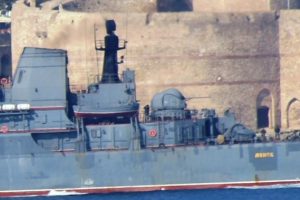 Rus savaş gemisi Boğaz'dan ge&ccedil;ti
