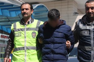 Şaşkın dolandırıcı yanlış poşeti alınca yakalandı