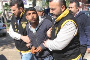 25 yıl cezadan atla ka&ccedil;mak istedi, yakalandı