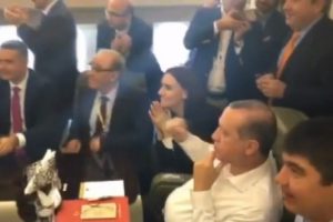 Erdoğan Hakan &Ccedil;alhanoğlu'nun gol&uuml;ne b&ouml;yle sevindi