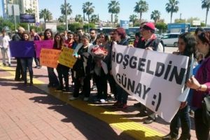 Bombalı saldırıda bacağını kaybeden G&uuml;nay'ı duygulandıran karşılama