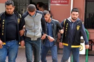 Ehliyet aldı, kutlamak i&ccedil;in kiraladığı ara&ccedil;la mazot &ccedil;aldı