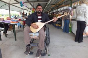 Engelli gen&ccedil;, saz &ccedil;alıp, t&uuml;rk&uuml; s&ouml;yleyerek ge&ccedil;imini sağlıyor