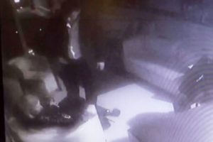 D&ouml;v&uuml;lerek &ouml;ld&uuml;r&uuml;len kadının son anları kamerada