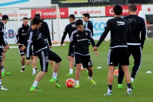 Beşiktaş, Milli oyuncuların katılımı ile hazırlıklarını tam kadro s&uuml;rd&uuml;recek