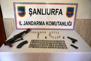 Şanlıurfa'da &ccedil;ok sayıda silah ve m&uuml;himmat ele ge&ccedil;irildi