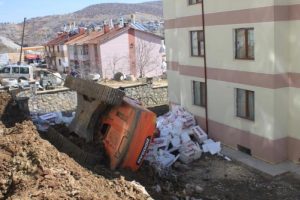 Duvar &ccedil;&ouml;k&uuml;nce 30 tonluk iş makinesi bah&ccedil;eye devrildi