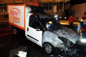 Anamur'da 3 ekmek dağıtım aracı kundaklandı