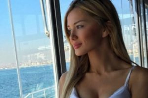 Fenomen Cansu Taşkın'ın seksi Adriana Lima pozu...