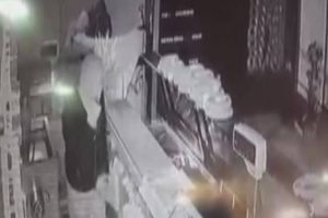 Bursa'da hırsızlar g&uuml;venlik kamerasına yakalandı