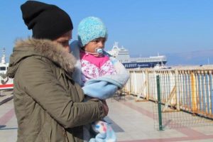 &Ccedil;eşme'de lastik botta 44 Suriyeli m&uuml;lteci yakalandı