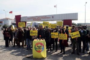 Tutuklu akademisyenler i&ccedil;in Silivri Cezaevi &ouml;n&uuml;nde &ouml;zg&uuml;rl&uuml;k n&ouml;beti