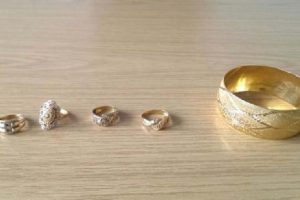 &Ccedil;aldıkları altınları kuyumcuya satarken yakalandılar