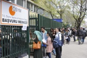 İzmit'te ALES ve KPSS kuyruğu