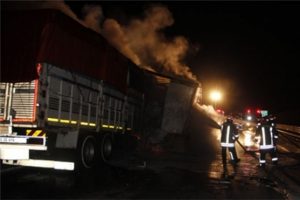 Kaza yapan TIR alev alev yandı: 2 yaralı