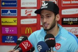 Hakan &Ccedil;alhanoğlu g&ouml;z&uuml;n&uuml; İngiltere'ye dikti