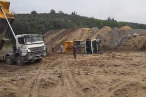 Bursa'da hafriyat kamyonu devrildi!