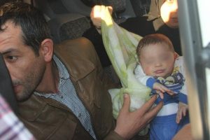 4 aylık bebeklerini dolandırıcılığa alet ettiler!