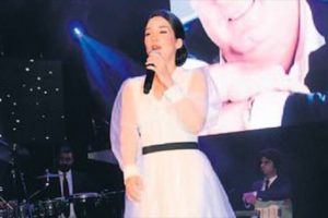 Eşiyle kızı, Kayahan'ın yaşg&uuml;n&uuml;n&uuml; ayrı ayrı kutladı...