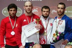 Minderde gen&ccedil;lerden 1 altın, 1 g&uuml;m&uuml;ş