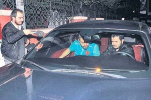 U&ccedil;aktan iner inmez &ccedil;orbacıya gittiler...