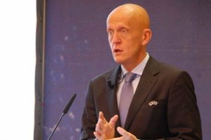 Pierluigi Collina bug&uuml;n konferans verecek