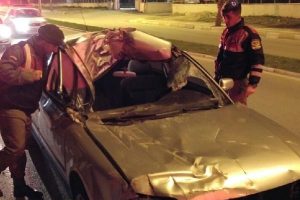 Otomobil TIR'a &ccedil;arptı, yaralı s&uuml;r&uuml;c&uuml; hastaneye giderken bayıldı